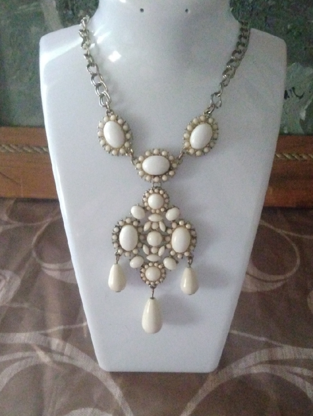 Elegant White Statement Pendant Necklace - Unbranded